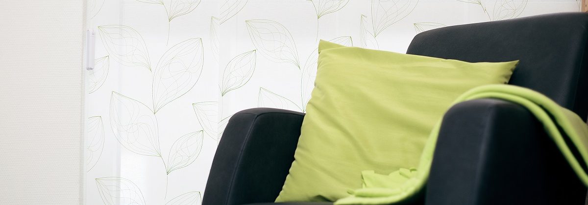 Schwarzes Sofa mit grünem Kissen